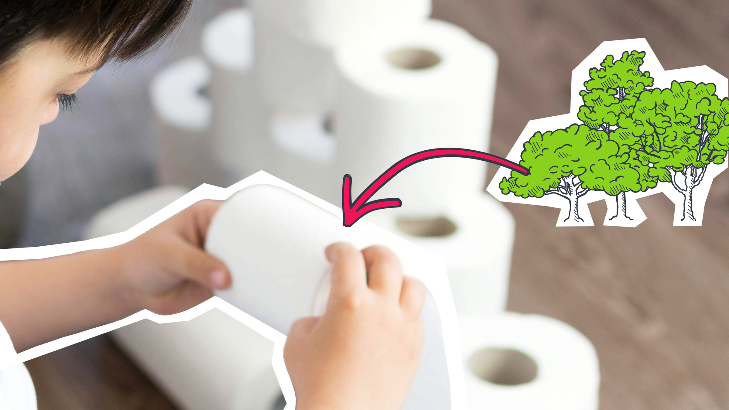 Junge, der Klopapierrolle in der Hand Hält. Im Hintergrund sieht man aufeinander gestapelte Klopapierrollen. 