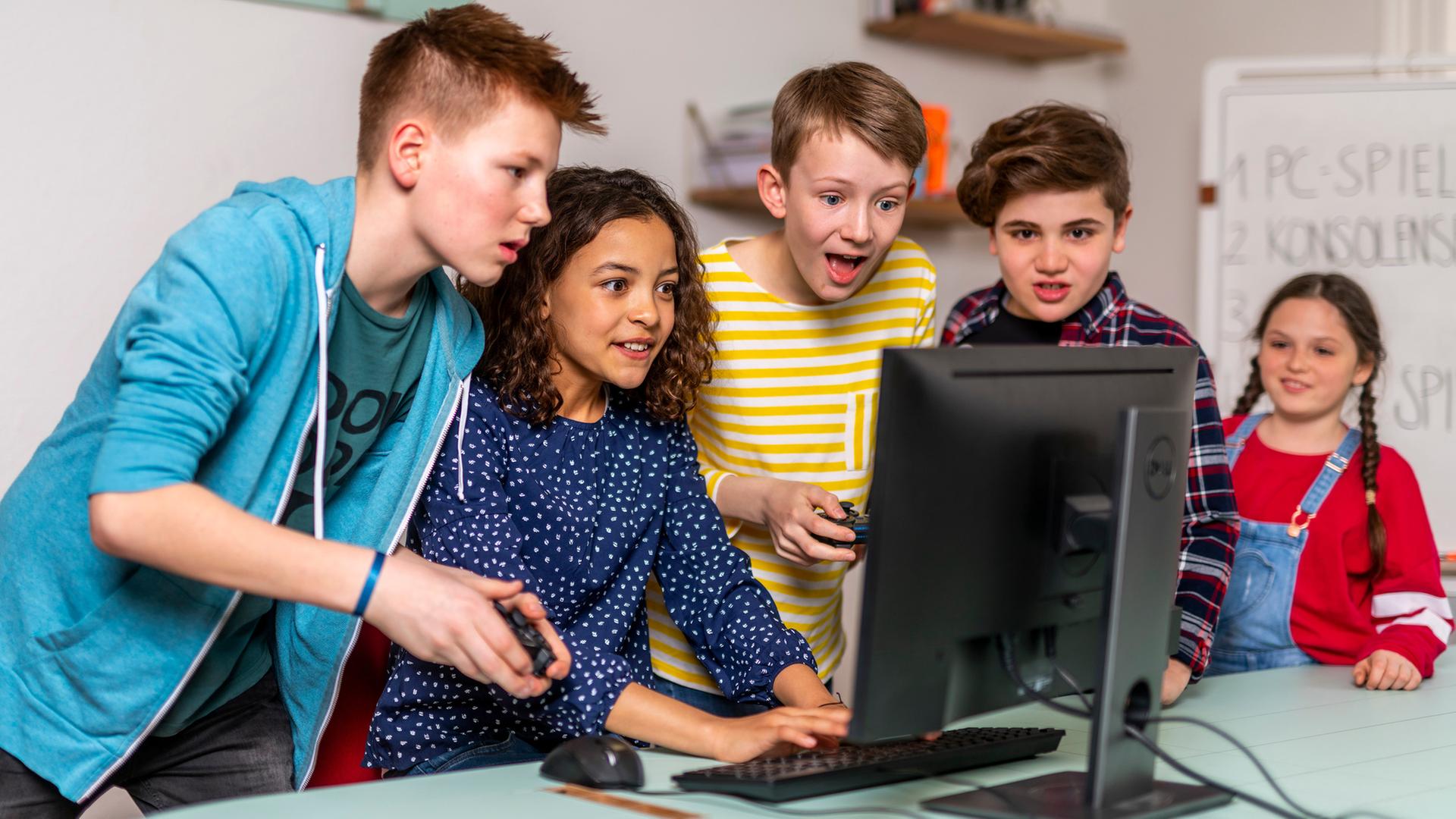 Kinder spielen Computer