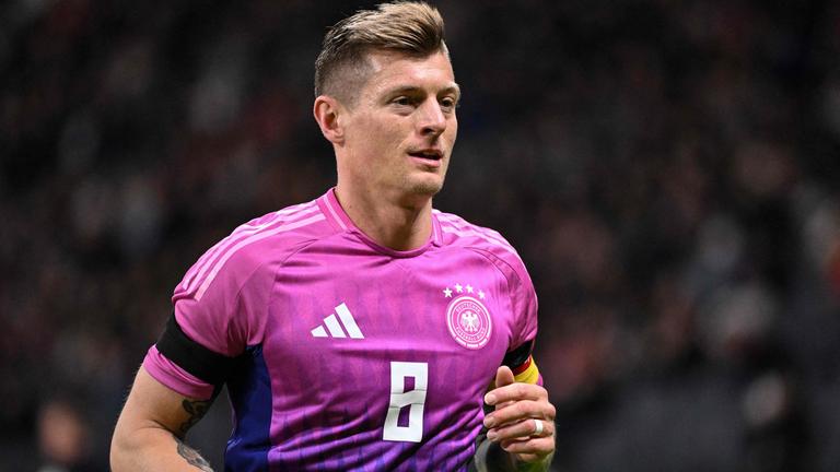 Deutscher Fußball-Nationalspieler Toni Kroos im Auswärtstrikot.