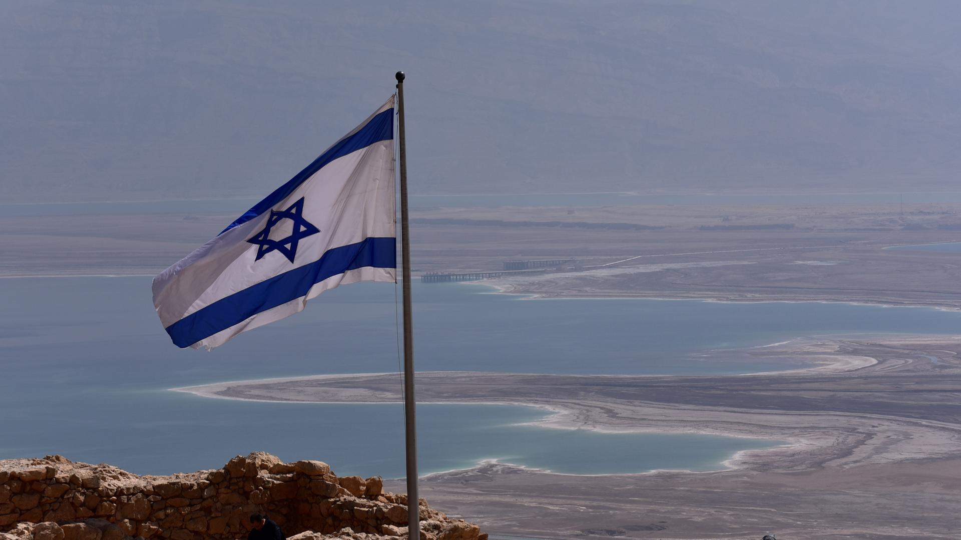 Totes Meer mit Israel-Flagge