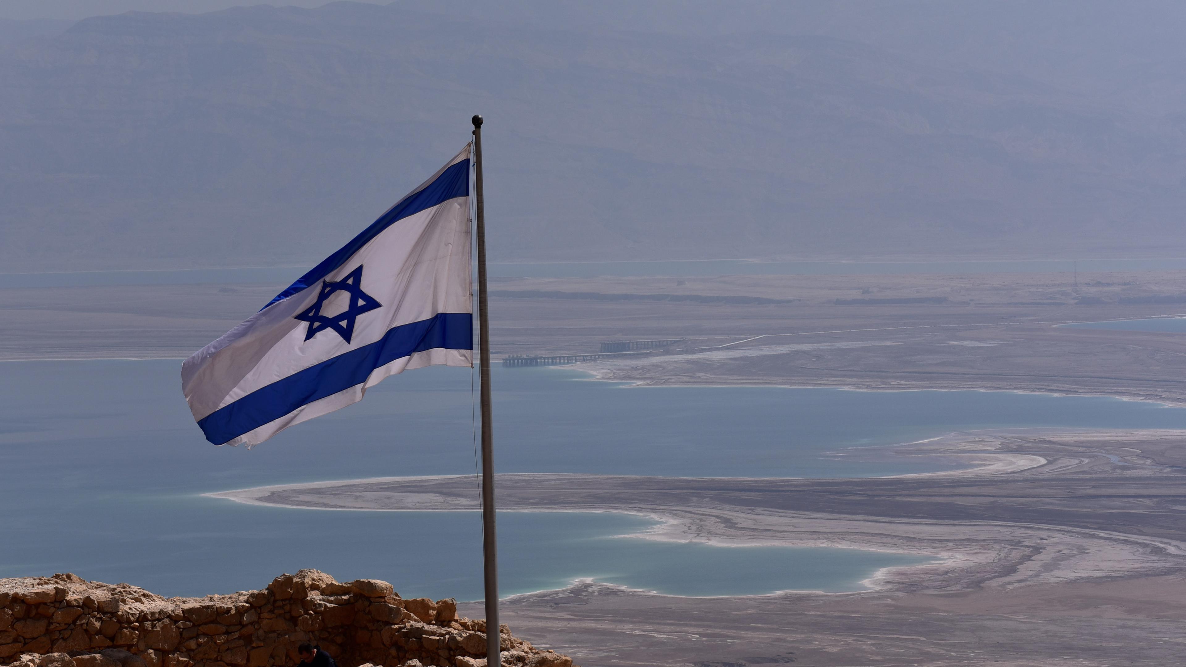 Totes Meer mit Israel-Flagge