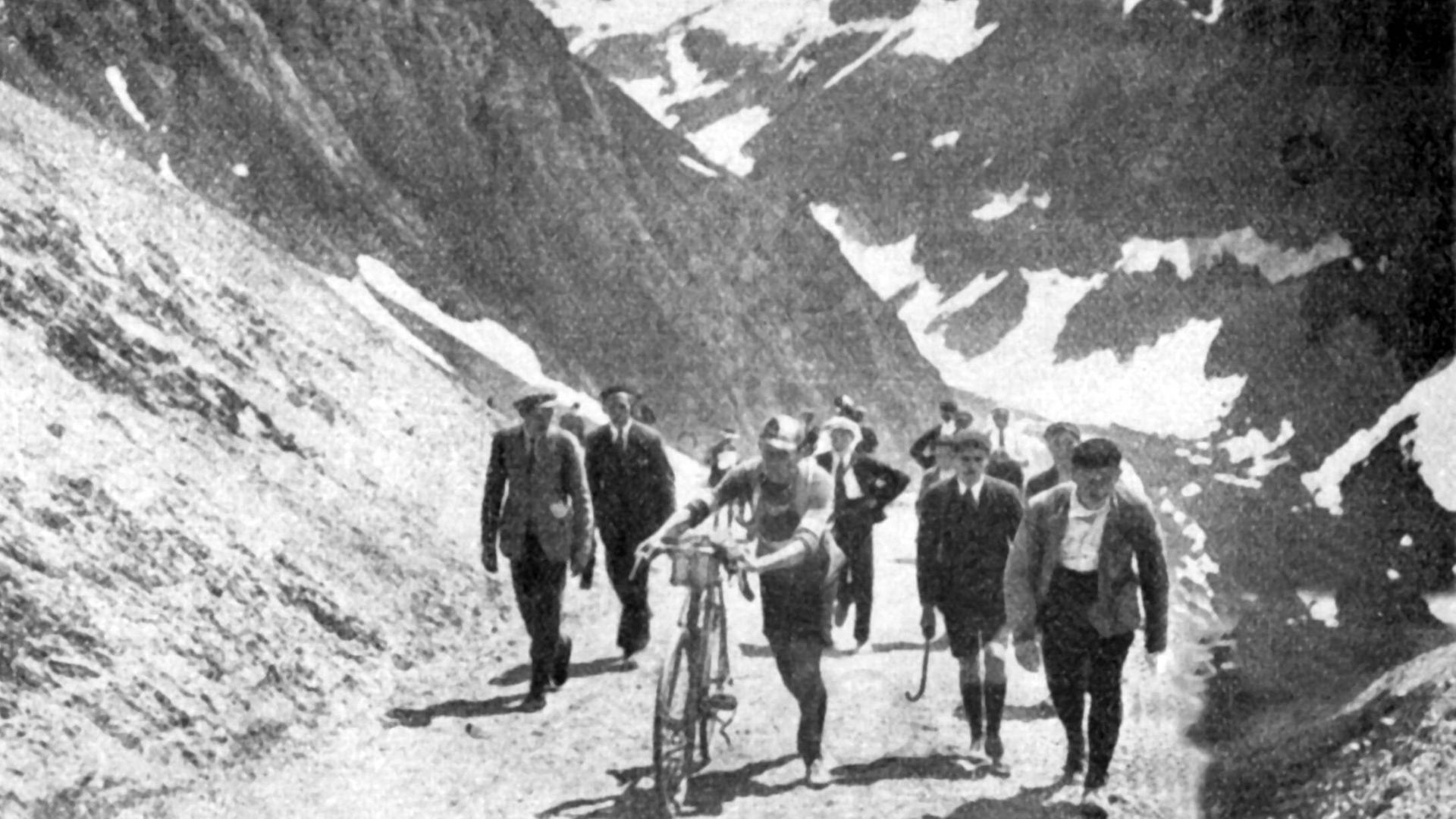 Tour de France 1923: Henri Pelissier schiebt Rad