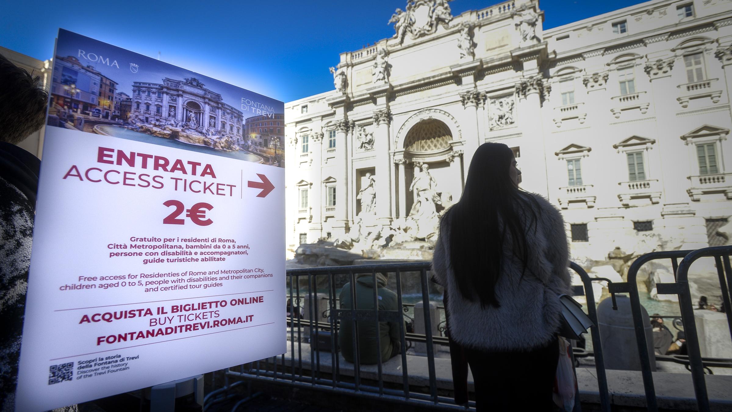 Zwei Euro Eintritt. Ein Schild vor dem Trevi Brunnen in Rom zeigt den Eintrittspreis an. 