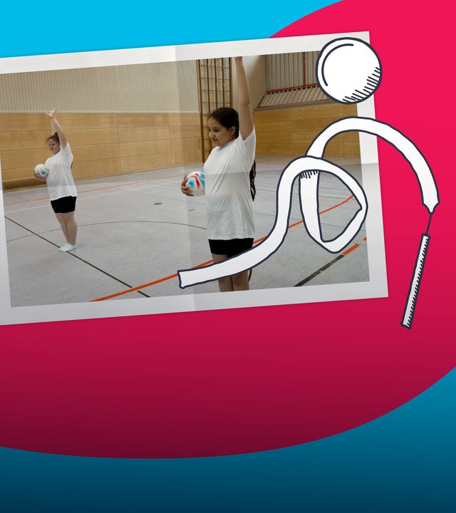 Zwei Mädchen trainieren rhythmische Sportgymnastik