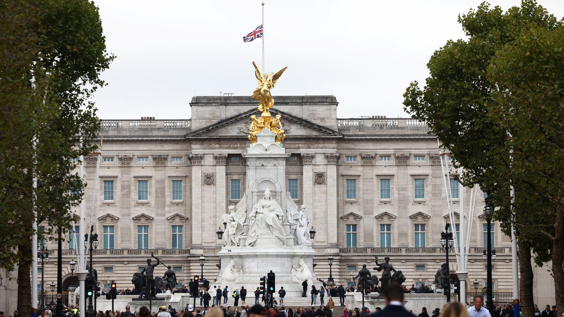 Menschen in Trauer stehen vor dem Buckingham Palace