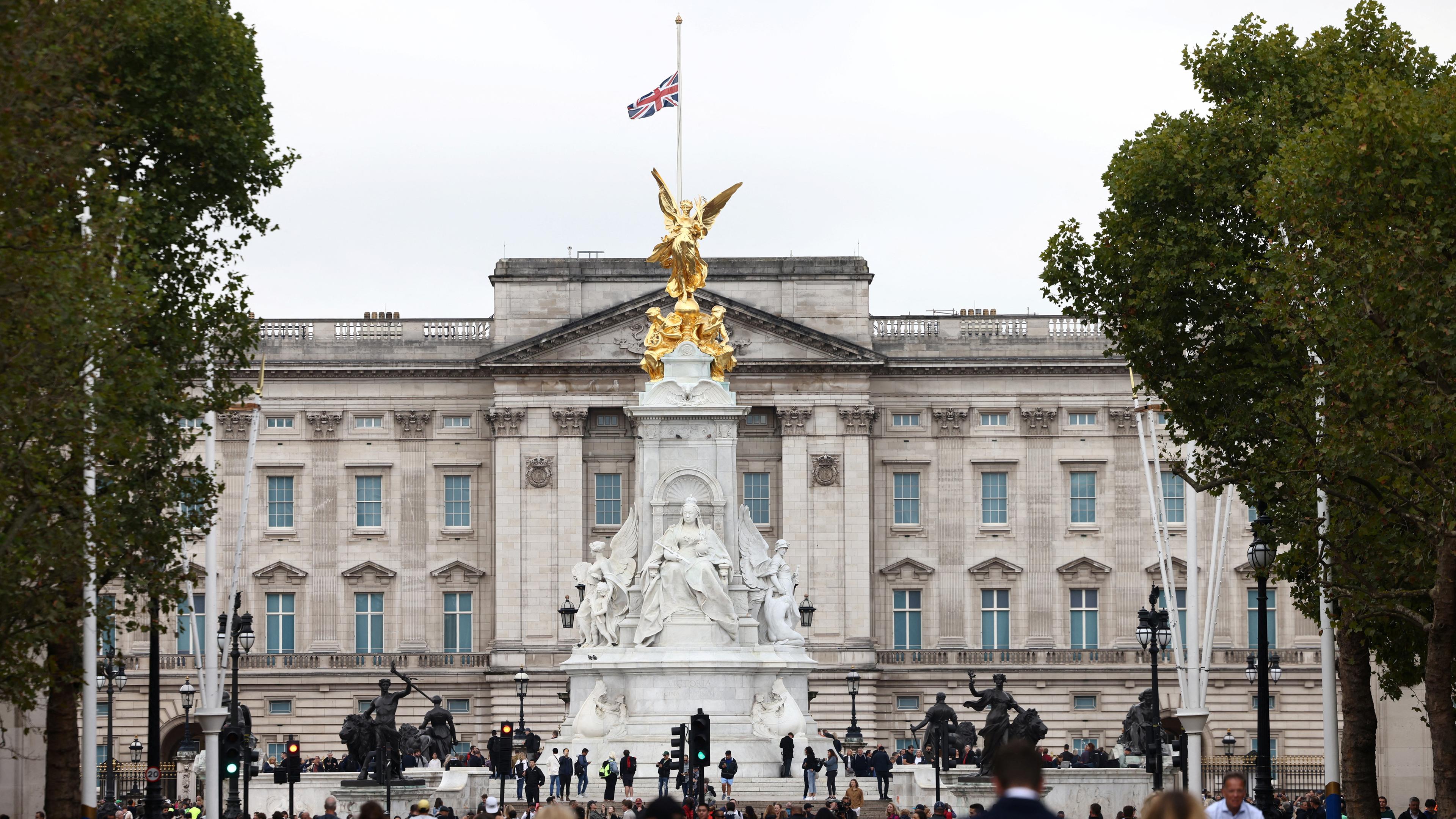 Menschen in Trauer stehen vor dem Buckingham Palace