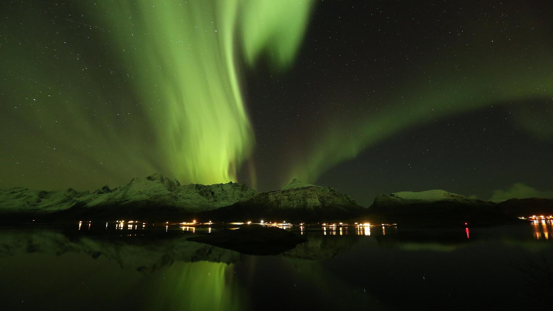 Aurora Borealis – die spektakuläre Nordlichter tanzen über Nordnorwegens Polarhimmel.