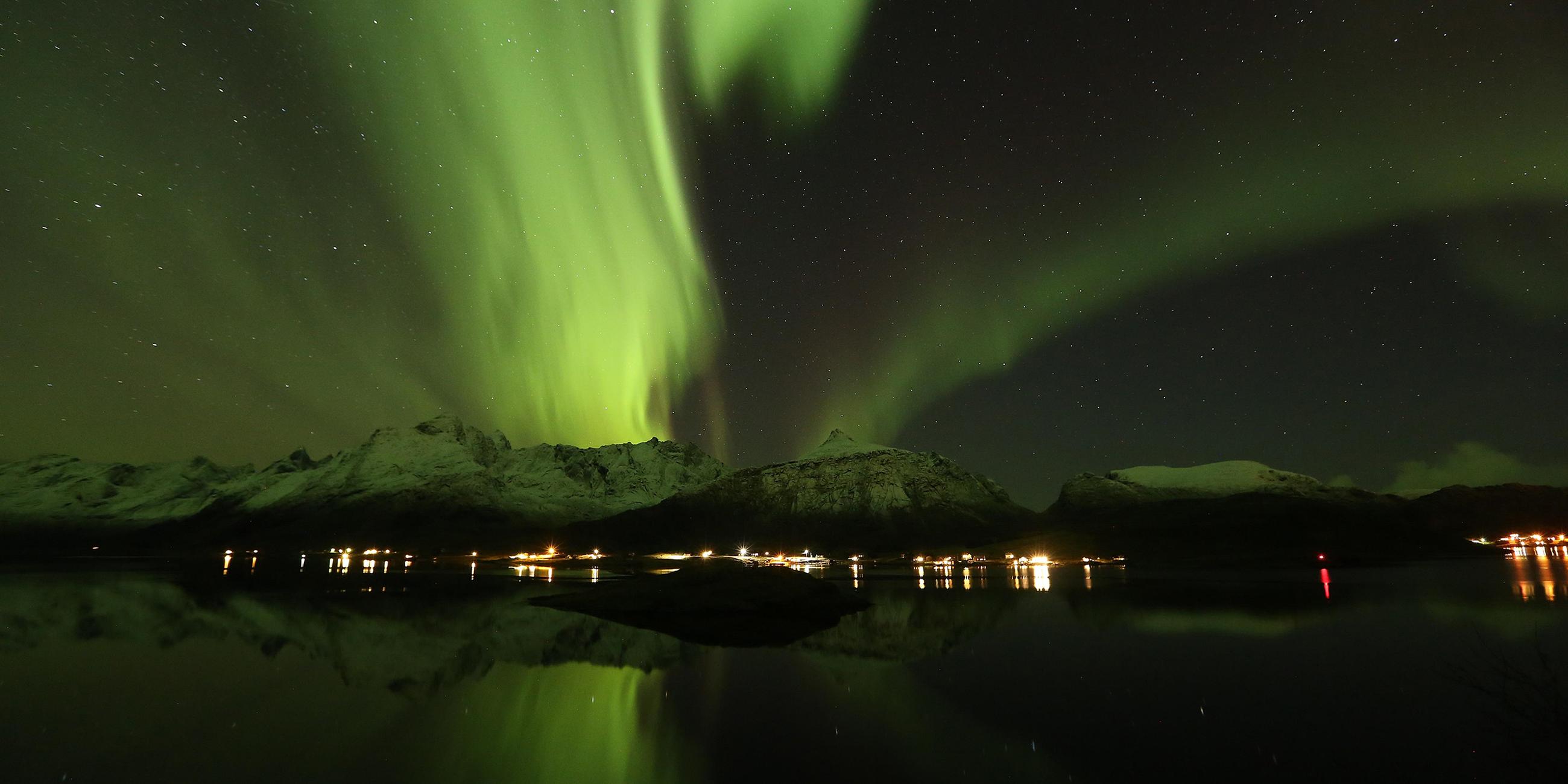 Aurora Borealis – die spektakuläre Nordlichter tanzen über Nordnorwegens Polarhimmel.