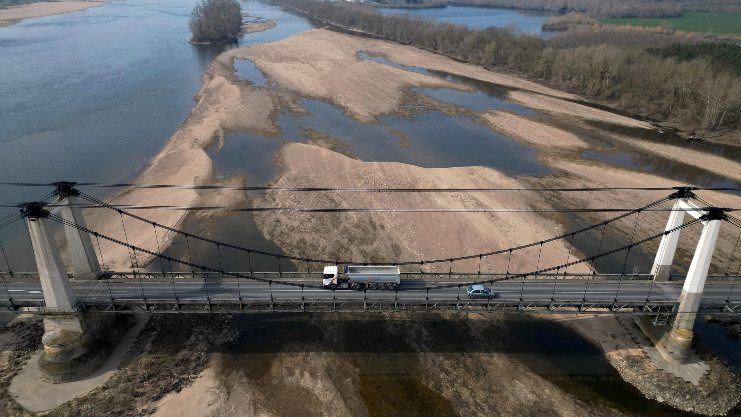 Winter drought in France lets sandbanks reappear too soon in the Loire River