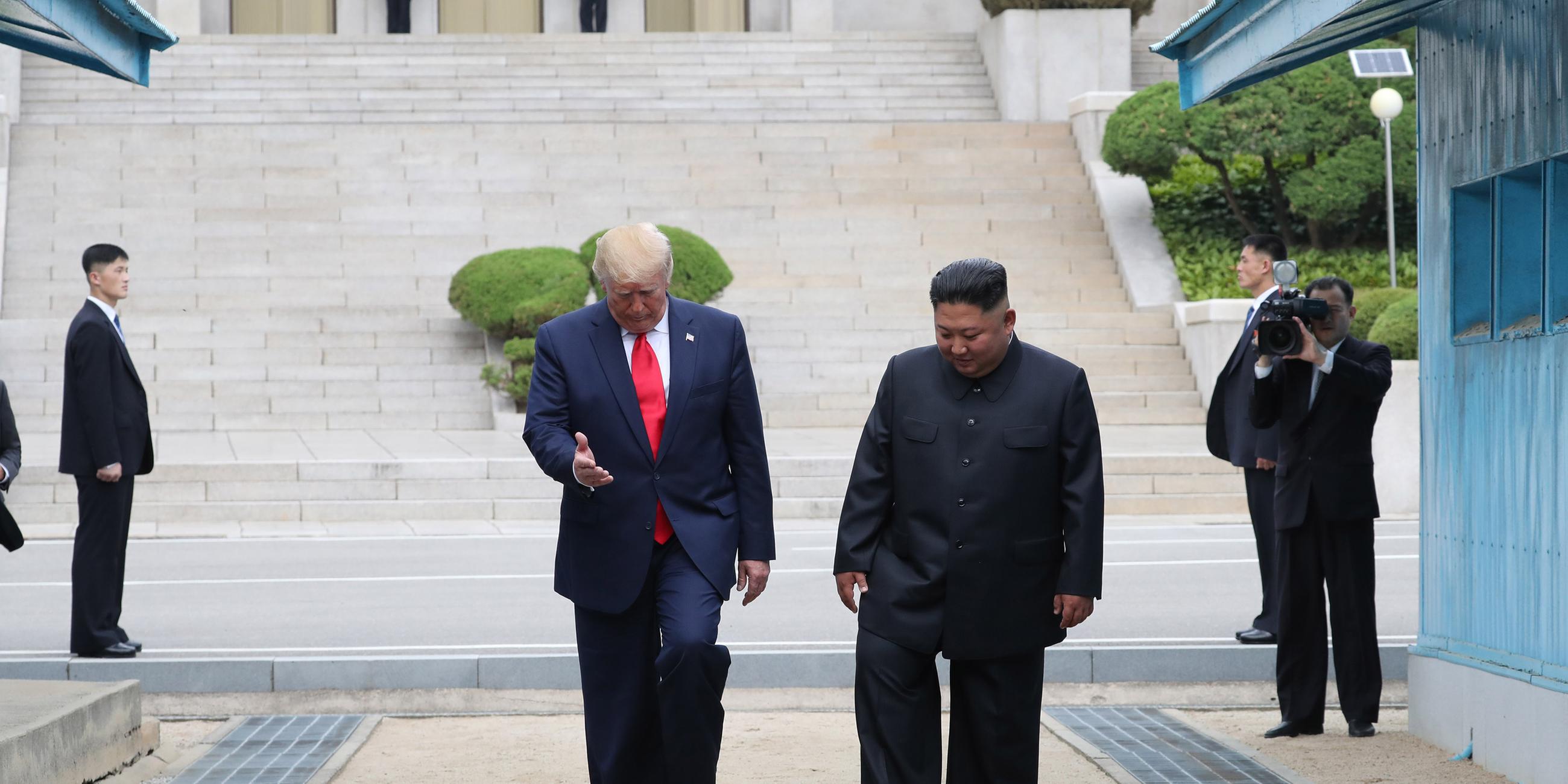 Trump und Kim stehen zusammen in der entmilitarisierten Zone