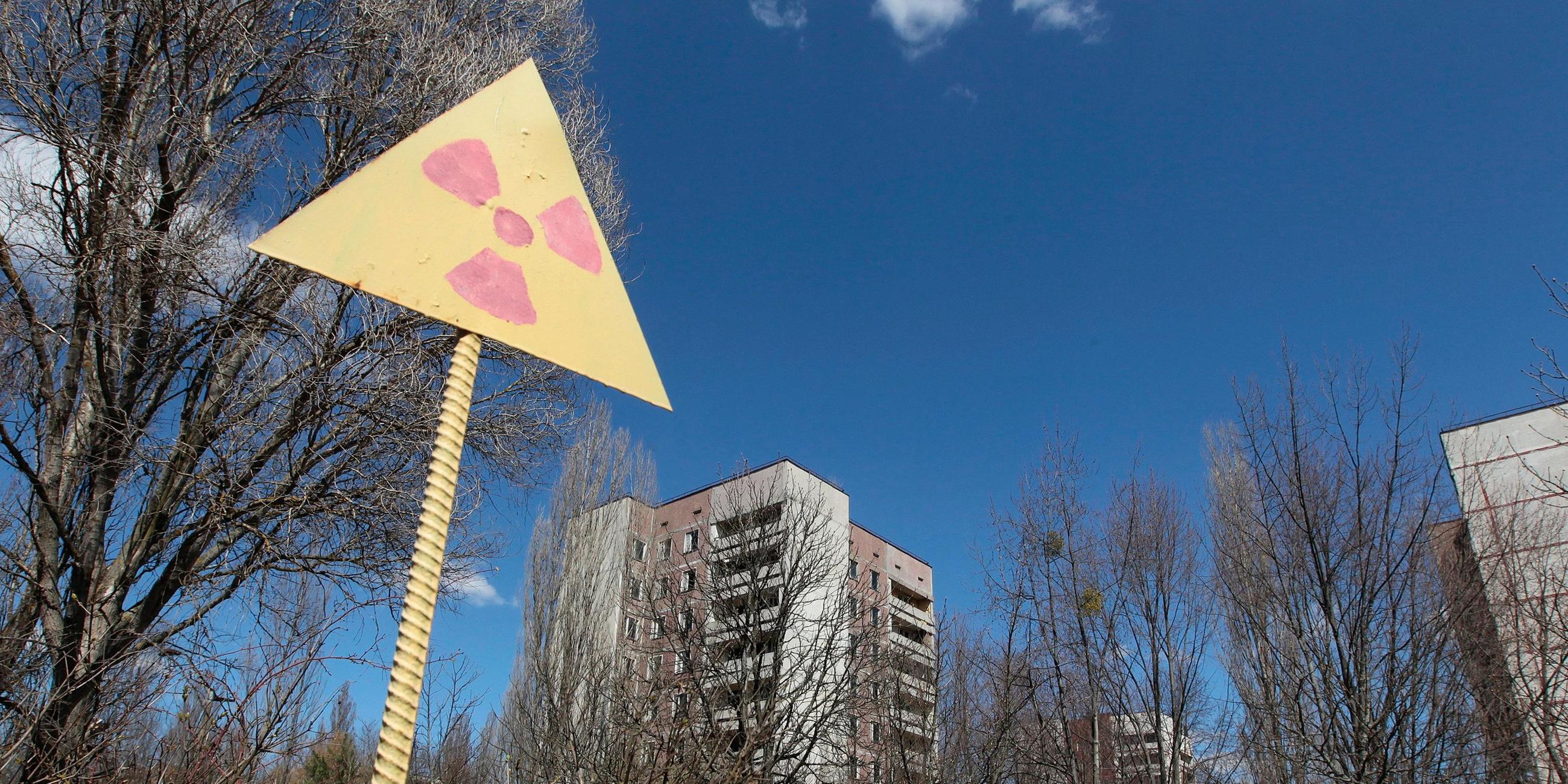 Dieses Schild warnt vor radioaktiver Strahlung in der Nähe von Tschernobyl.