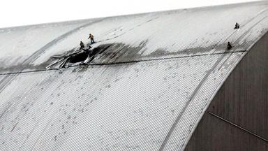 Ein Blick auf den Sicherheitsbehälter, der die Überreste des Reaktors Nummer vier im ehemaligen Atomkraftwerks Tschernobyl schützt 