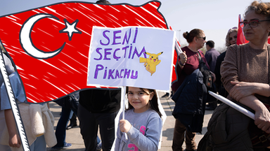 Ein Mädchen hält ein Schild hoch mit der Aufschrift "Ich wähle dich, Pikachu". Auf dem Plakat ist auch ein selbstgemalter Pikachu zu sehen.  