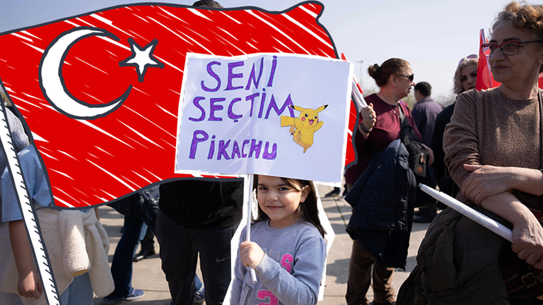 Ein Mädchen hält ein Schild hoch mit der Aufschrift "Ich wähle dich, Pikachu". Auf dem Plakat ist auch ein selbstgemalter Pikachu zu sehen.  