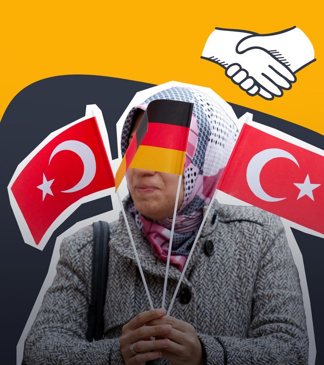 Eine Frau trägt kleine Deutschland- und Türkei-Flaggen.