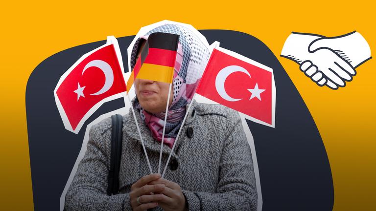 Eine Frau trägt kleine Deutschland- und Türkei-Flaggen.