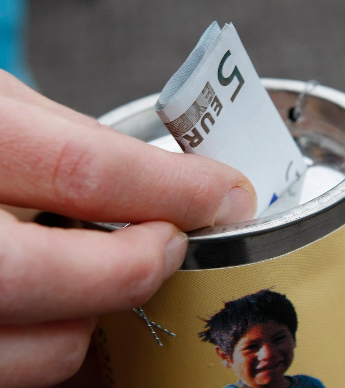 Archiv: Spende an ein Kinderhilfswerk.