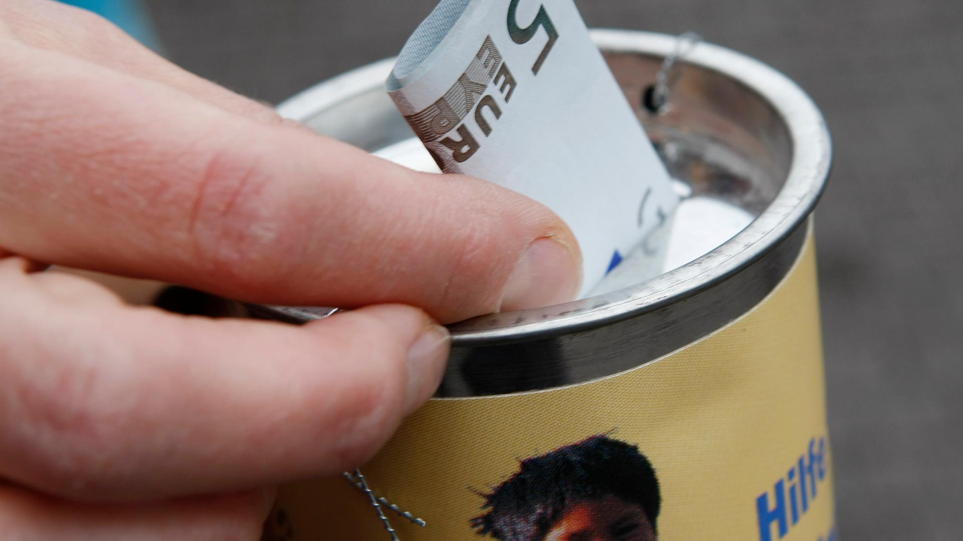 Archiv: Spende an ein Kinderhilfswerk.