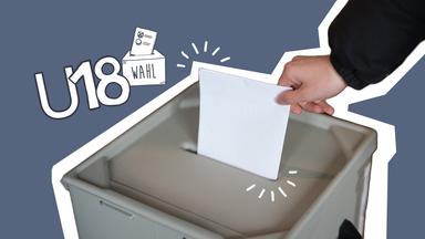 Eine Hand steckt einen Wahlzettel in eine Urne, darauf steht U18 und eine Doodle-Wahlurne