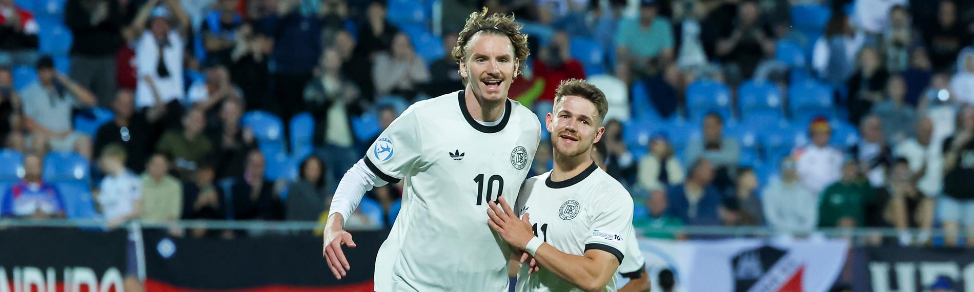 Nick Woltemade und Jan Thielmann jubeln auf dem Fußballplatz