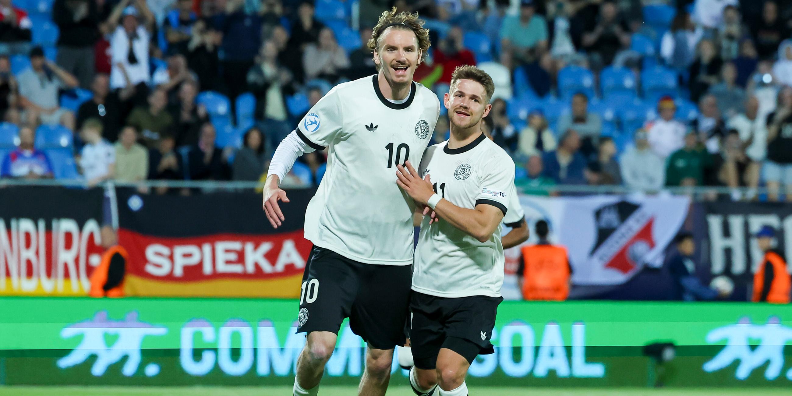 Nick Woltemade und Jan Thielmann jubeln auf dem Fußballplatz