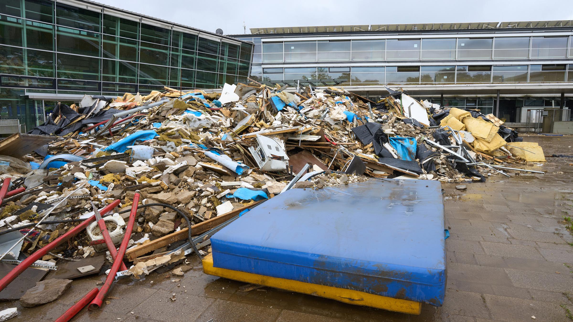 Matratzen und andere schulische Ausstattung verdreckt und zerstört