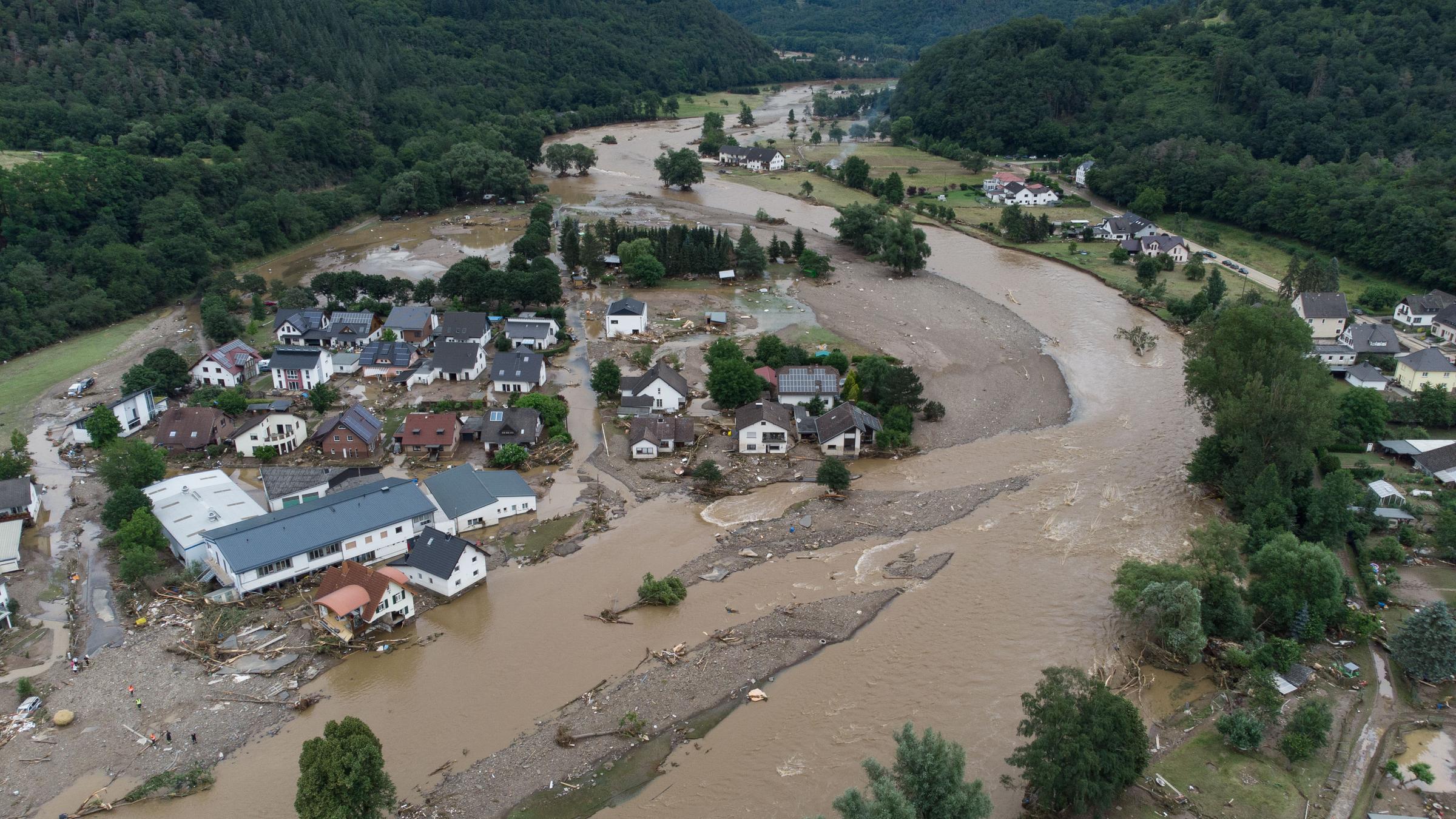 Riesige Mengen an Wasser zerstören mehrere Wohngebiete