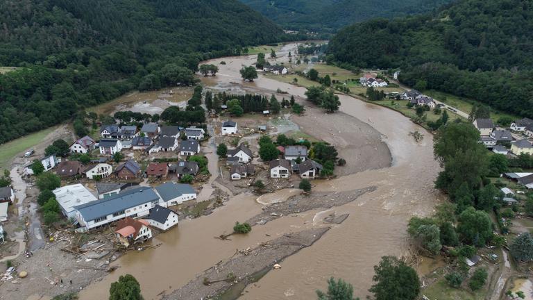 Riesige Mengen an Wasser zerstören mehrere Wohngebiete