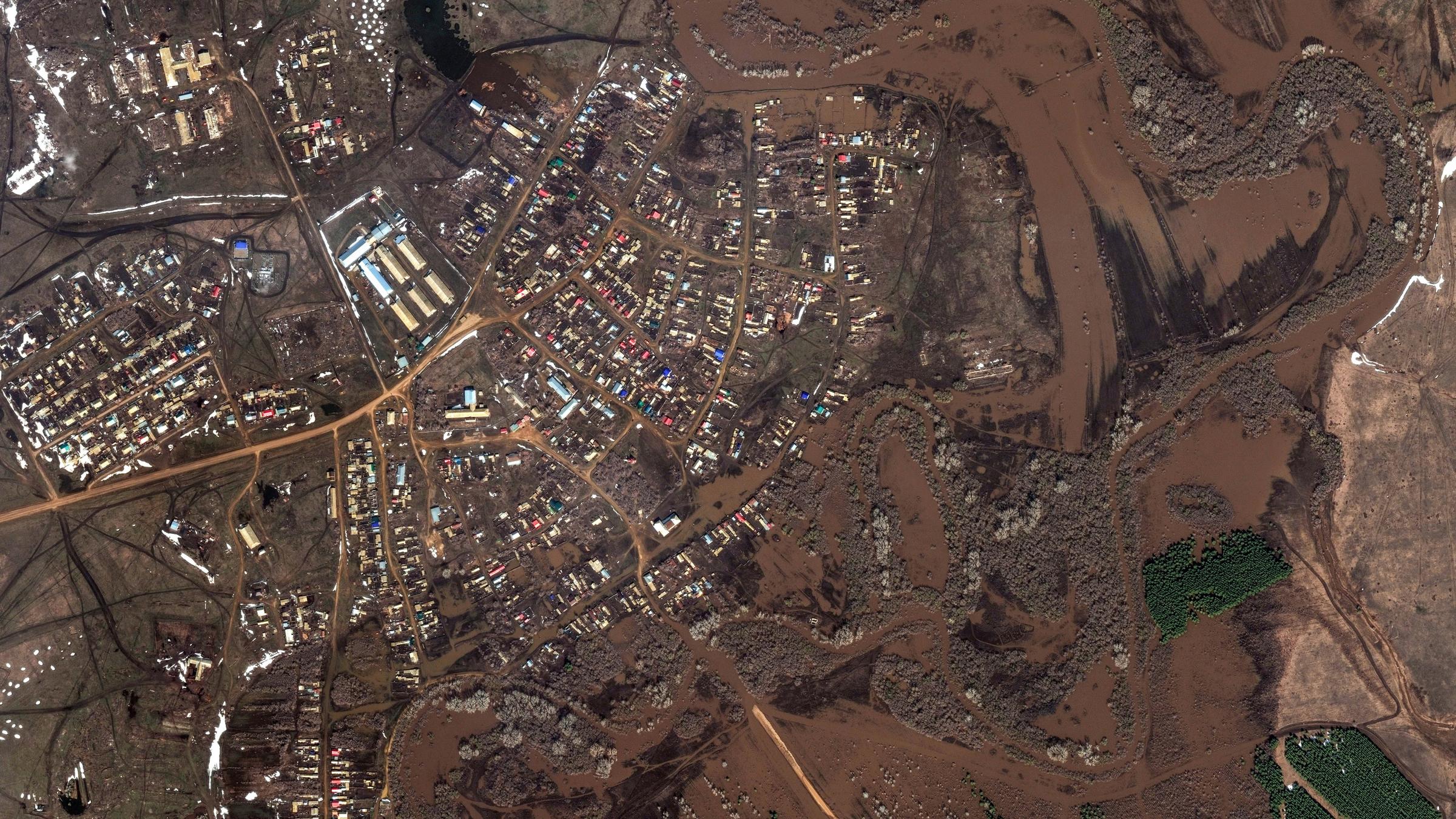 Großes überschwemmtes Gebiet aus der Vogelperspektive