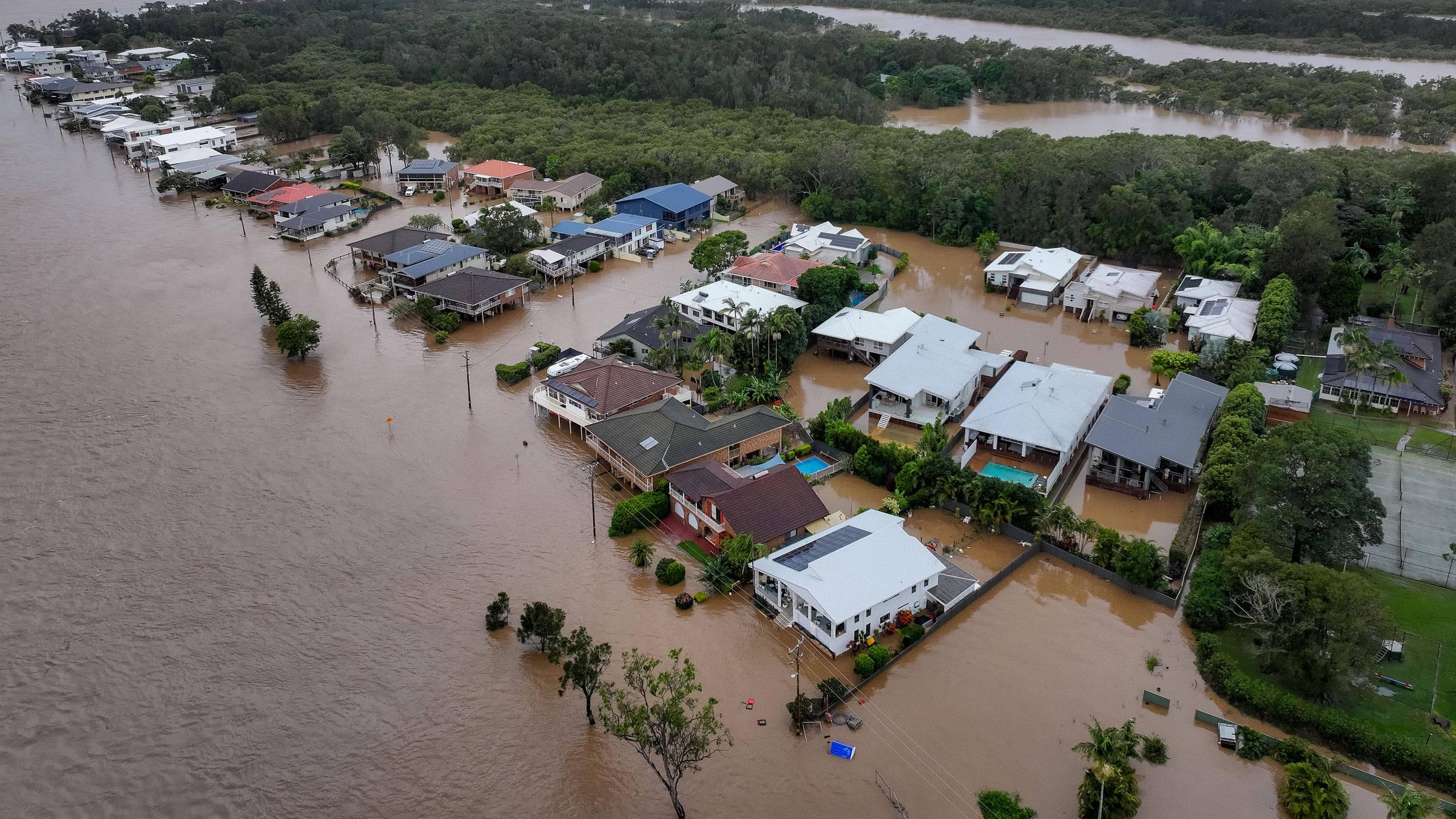 Blick von oben auf Überschwemmungen - Häuser stehen in Hochwasser