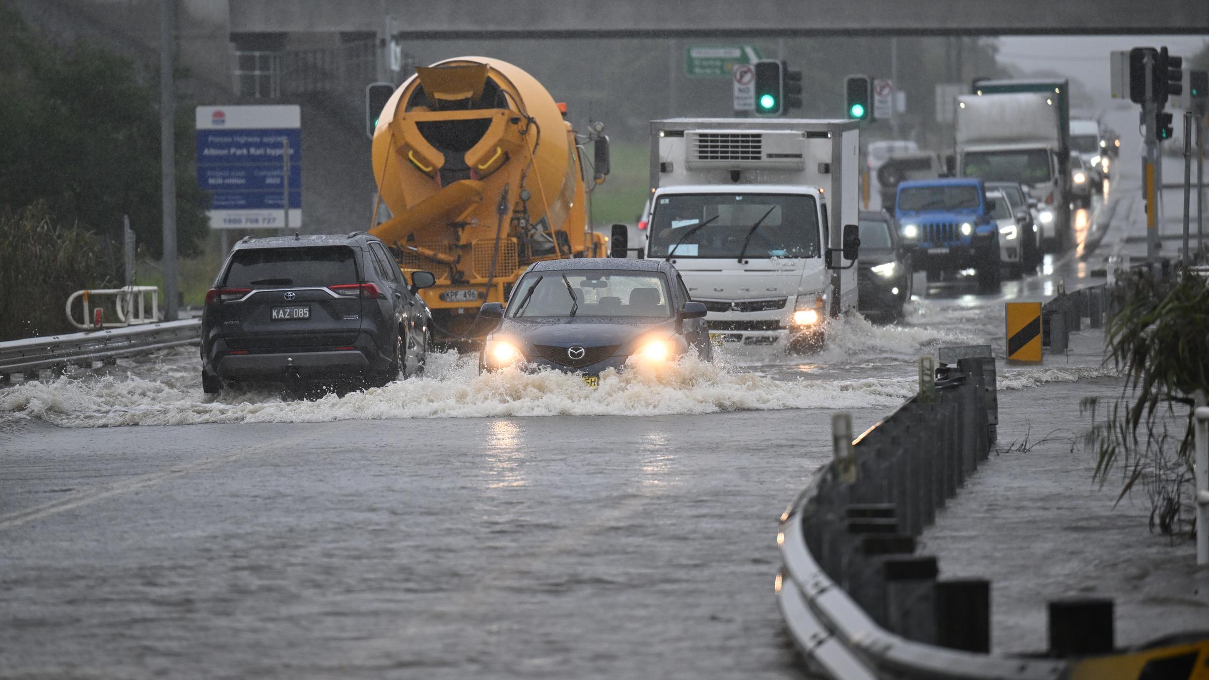 Autos fahren auf überschwemmter Straße