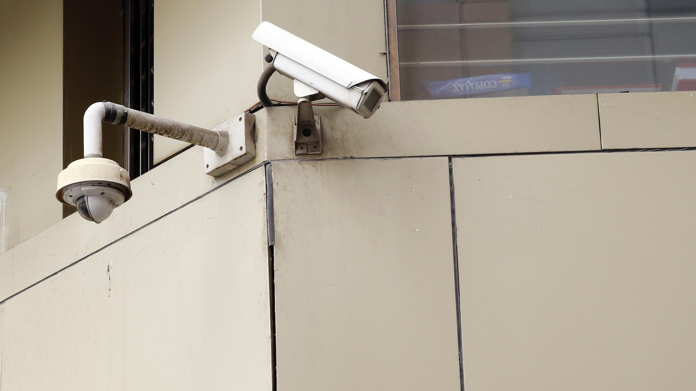 Überwachungskameras an Haus in Iran