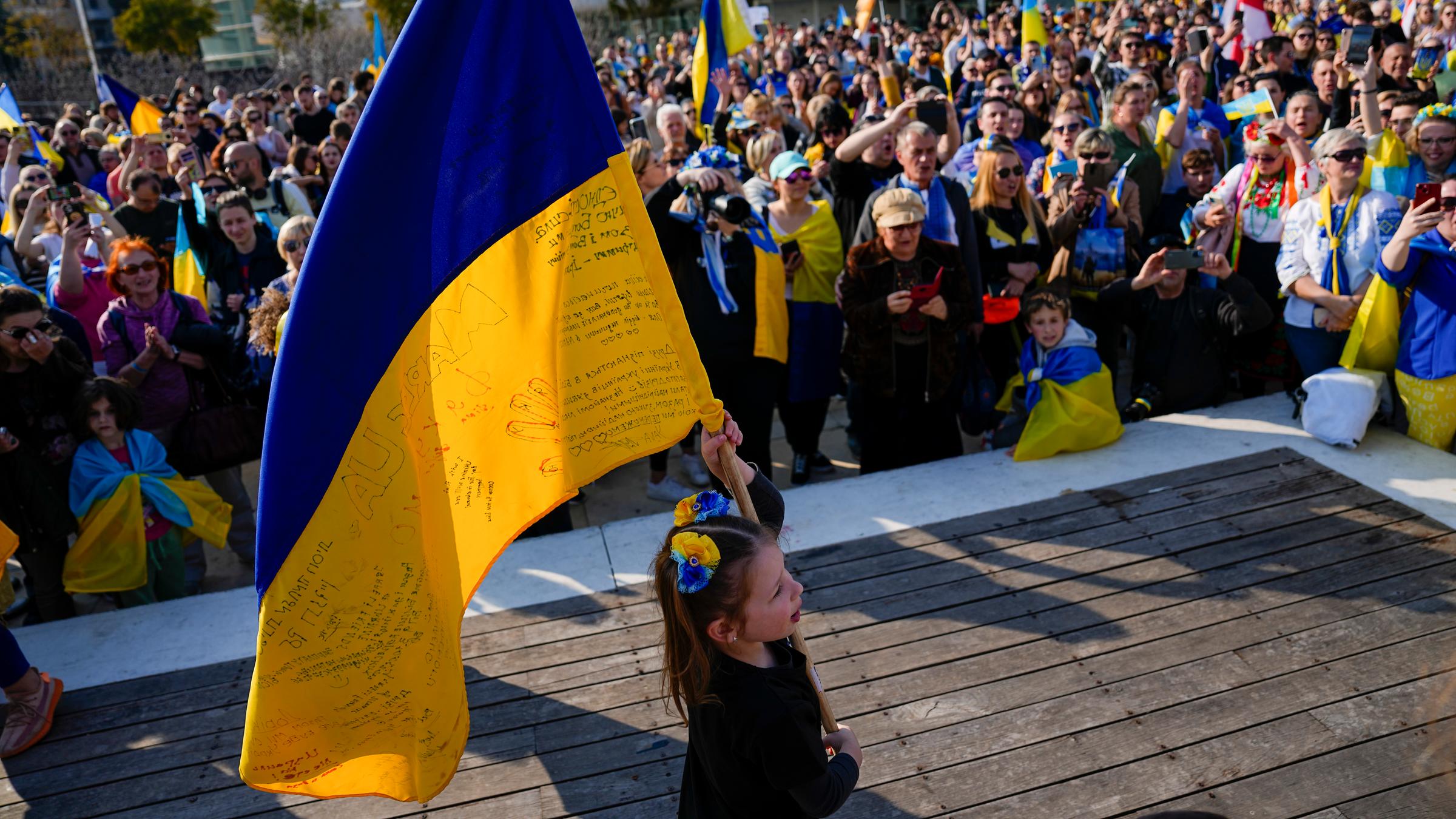 Ein Mädchen schwingt eine Fahne 