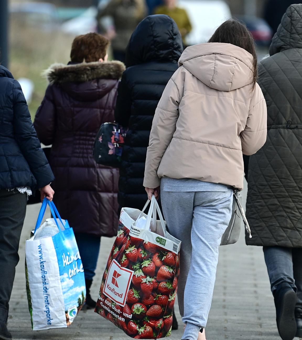 Ukrainische Flüchtlinge gehen nach ihrer Registrierung in der Orangerie der Biosphäre zur Straße, aufgenommen am 10.03.2022 in Potsdam