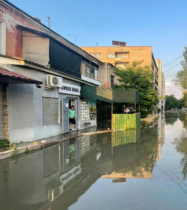 Eine überflutete Straße in der ukrainischen Stadt Cherson.