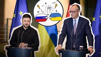 Der ukrainische Präsident Wolodymyr Selenskyj (links) und der deutsche Bundeskanzler Friedrich März (rechts) beantworten Fragen zu den Friedensverhandlungen in Berlin.