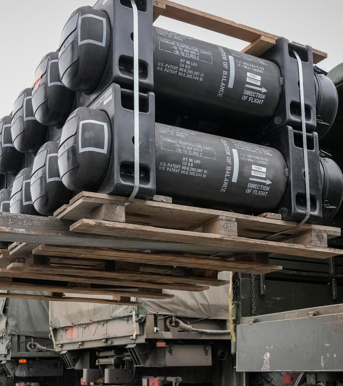 Kiew: Ukrainische Soldaten verladen auf dem Flughafen-Boryspil Javelin-Panzerabwehrlenkraketen.