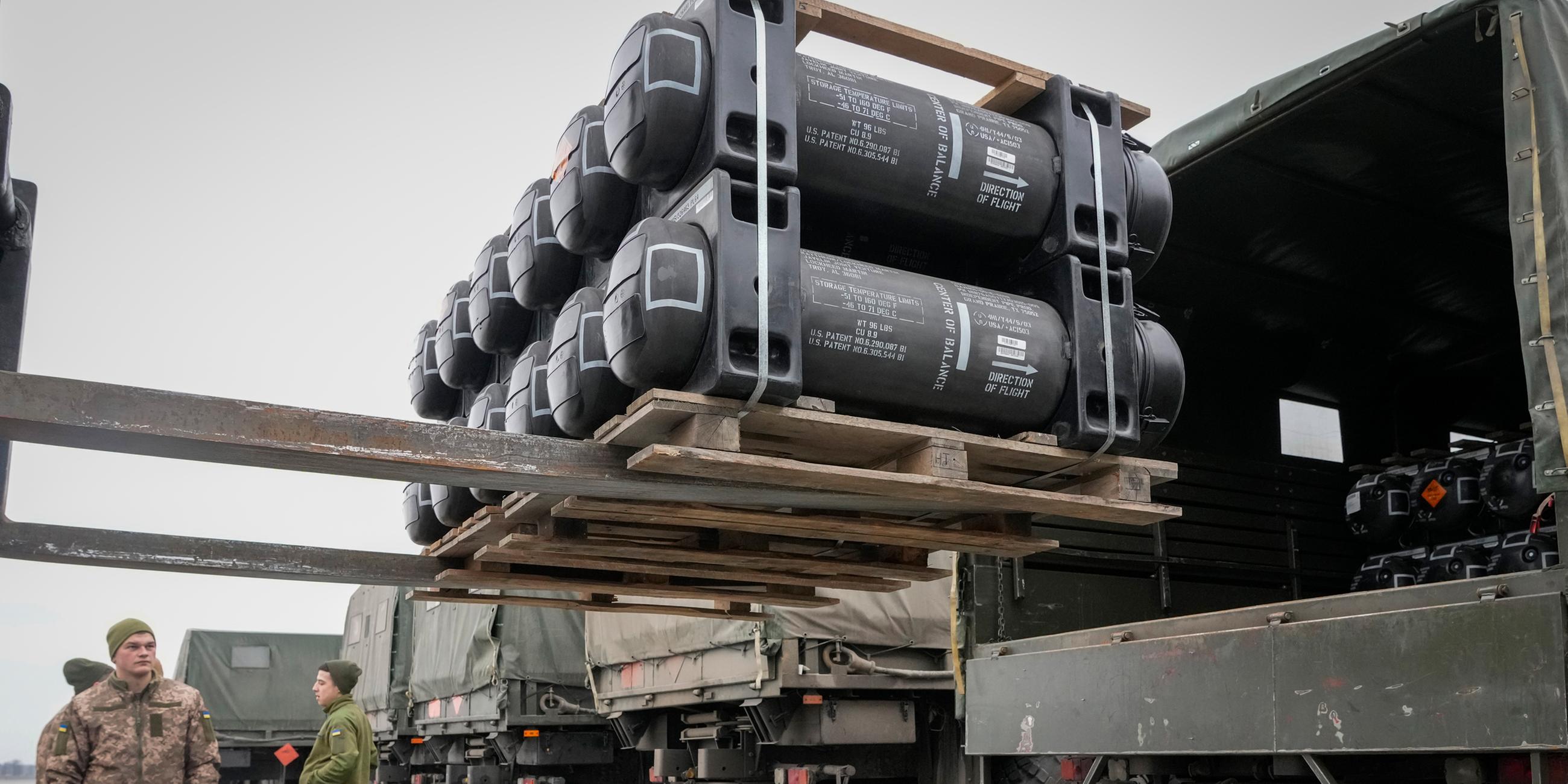 Kiew: Ukrainische Soldaten verladen auf dem Flughafen-Boryspil Javelin-Panzerabwehrlenkraketen.