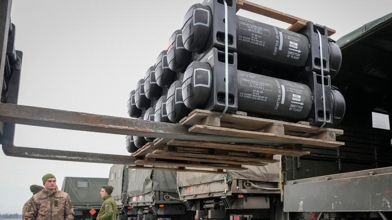 Kiew: Ukrainische Soldaten verladen auf dem Flughafen-Boryspil Javelin-Panzerabwehrlenkraketen.