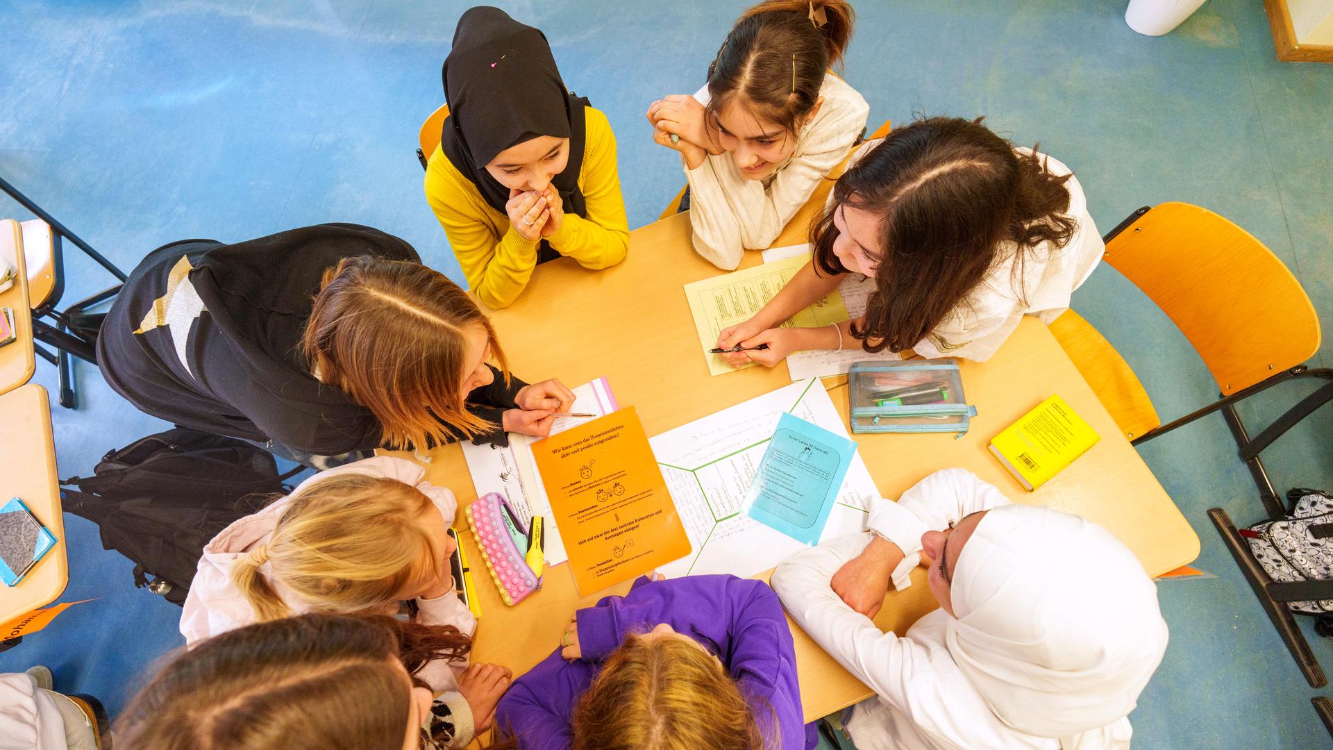 Schülerinnen lernen gemeinsam beim Unterricht in einer Intensivklasse, aufgenommen am 14.03.2023