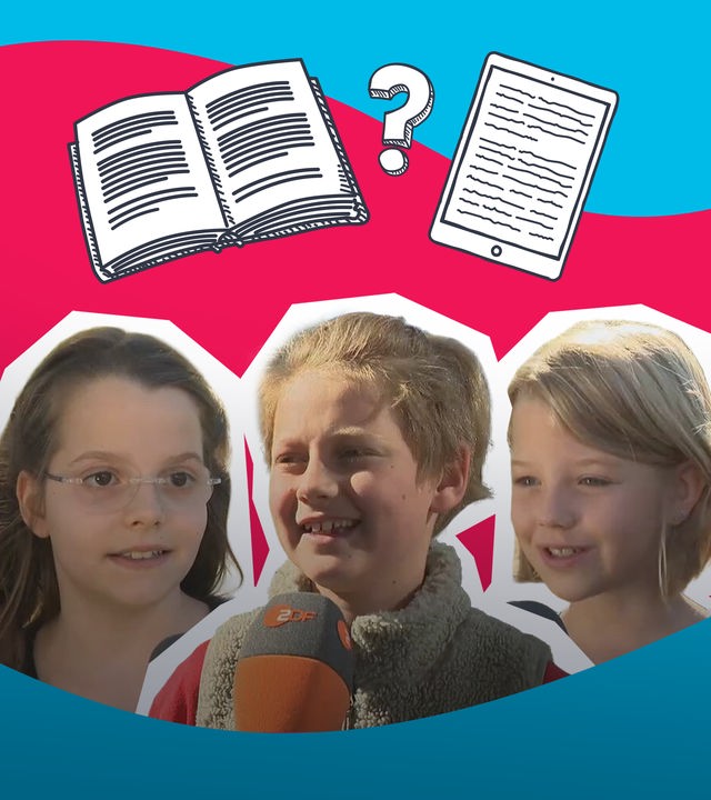 Ein Buch und ein Tablet sowie drei Kinder aus der Umfrage vor dem ZDF-Mikrofon