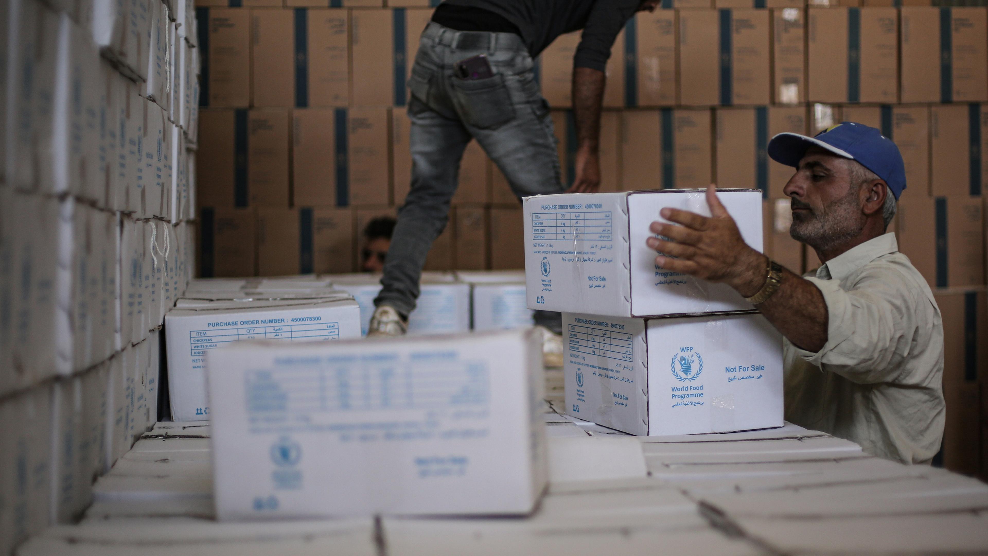 Syrien, Bab Al-Hawa: Syrer lagern humanitäre Hilfsgüter des Welternährungsprogramms. Archivbild