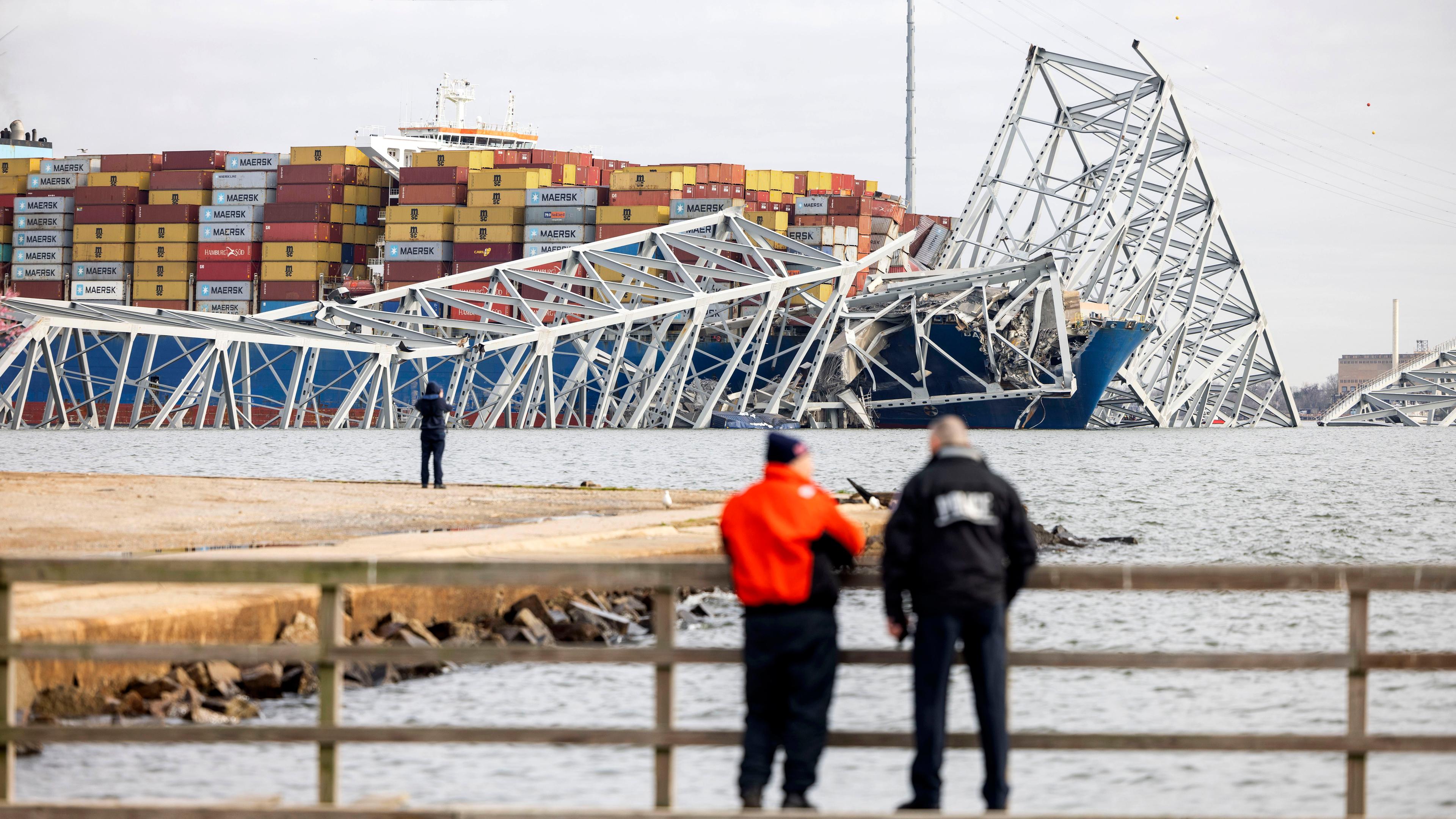 Laut Polizei gibt es keine Anzeichen, dass das Schiff absichtlich die Brücke gerammt hatte. Die Brücke sei intakt gewesen. Die Ursache wird noch weiter untersucht. Das Unglück hat währenddessen …