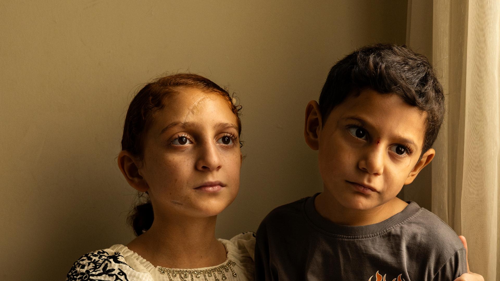 Die elfjährige Dareen und ihr Bruder, der fünfjährigen Kinan.