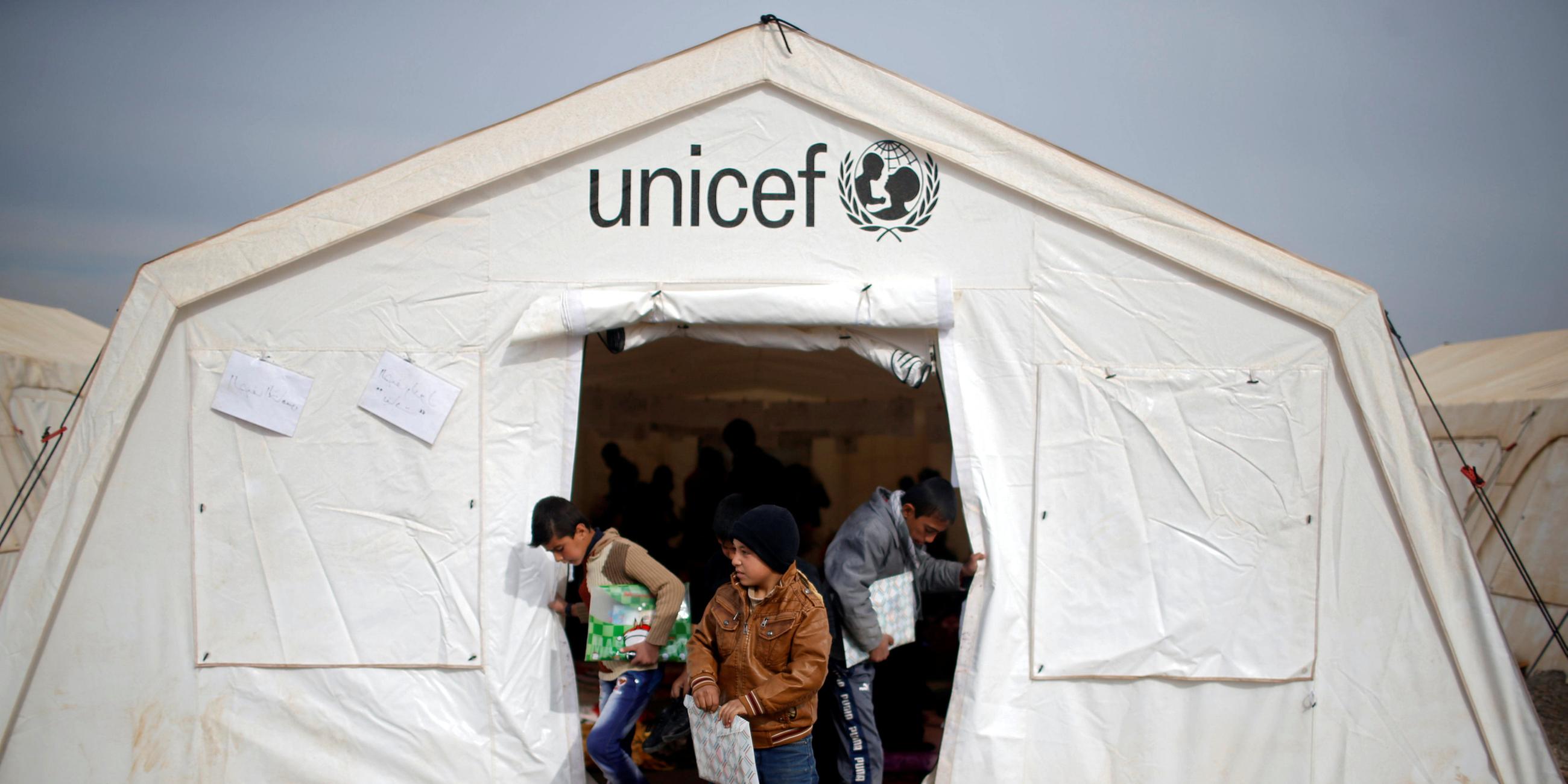 Kinder kommen aus einem Hilfszelt von UNICEF.