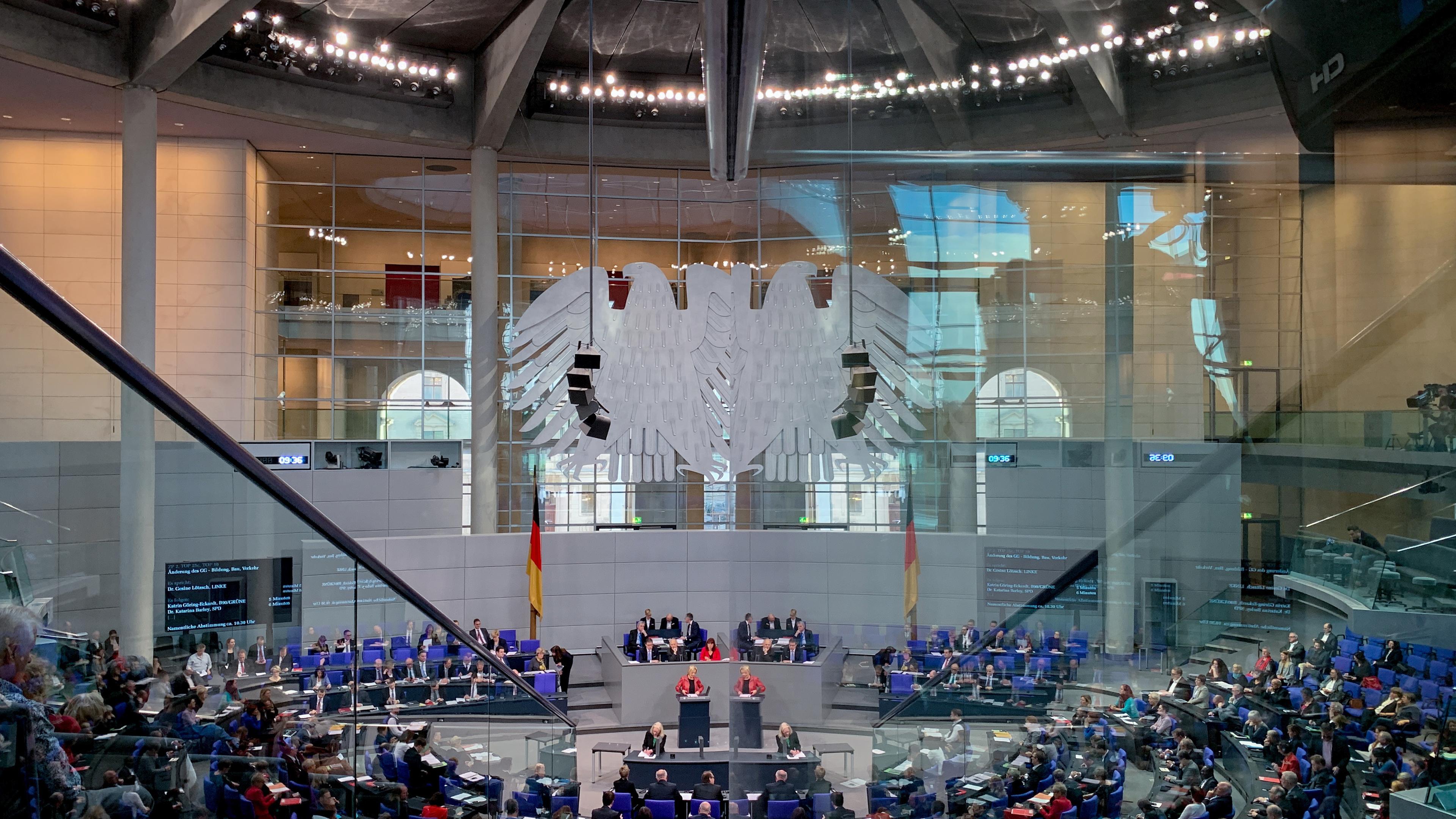 bundestagsabgeordnete nehmen an der sitzung des bundestags teil.