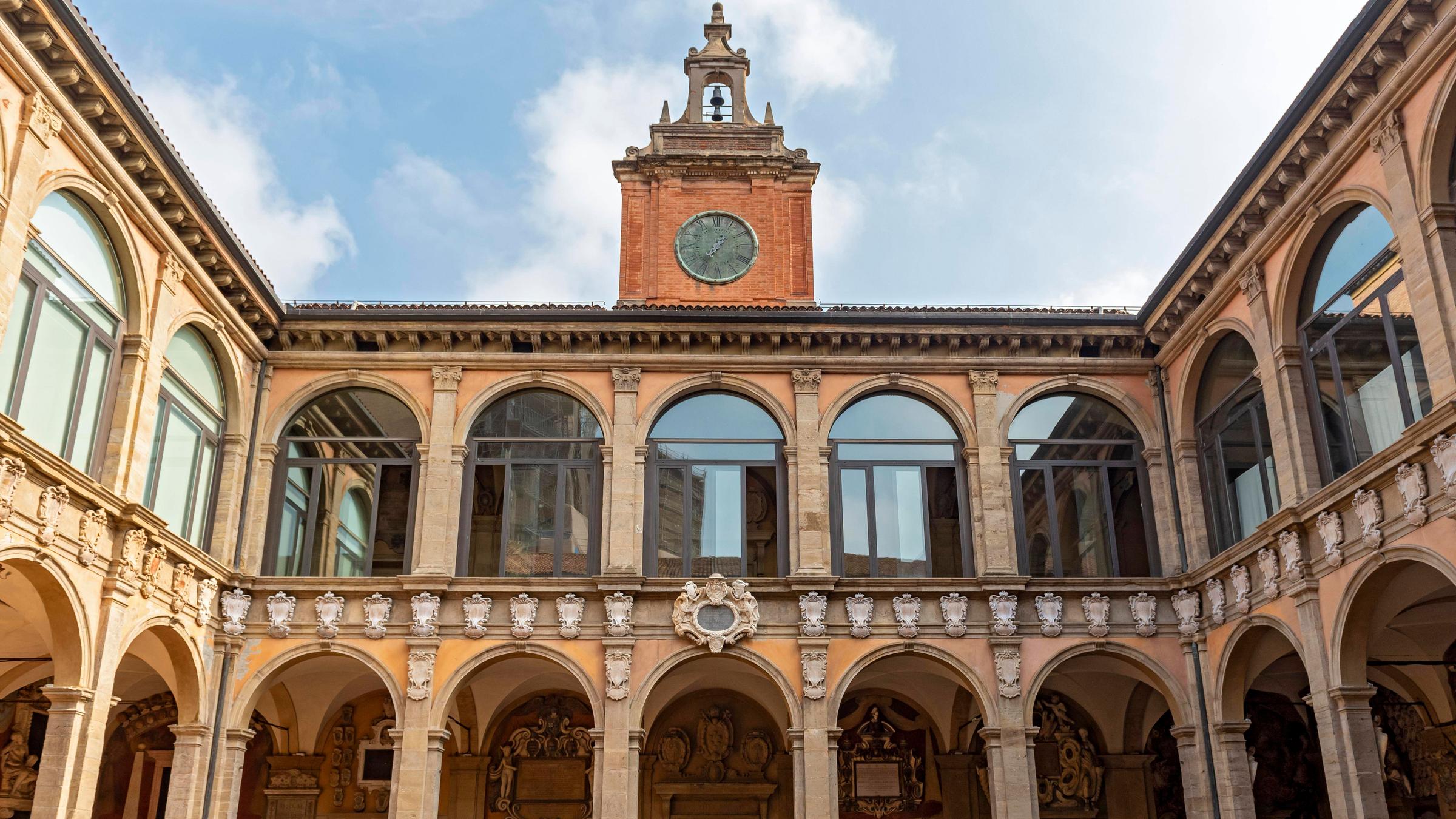 Man sieht auf dem Bild altes Gebäude. Es ist Teil der Universität in Bologna.