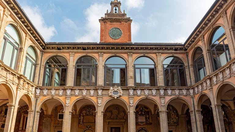 Man sieht auf dem Bild altes Gebäude. Es ist Teil der Universität in Bologna.