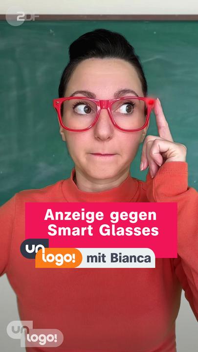 Frau mit markanter roter Brille schaut etwas ertappt und drückt mit dem linken Zeigefinger gegen den Brillenrahmen. Text: "Anzeige gegen Smart Glasses" und "un.logo! mit Bianca". 