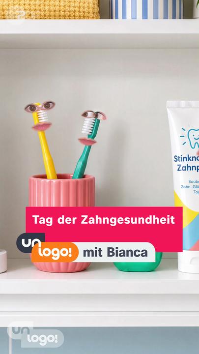 Zwei Zahnbrüsten in Zahnputzbecher im Badeschrank - darüber Schrift "Tag der Zahngesundheit mit Bianca"